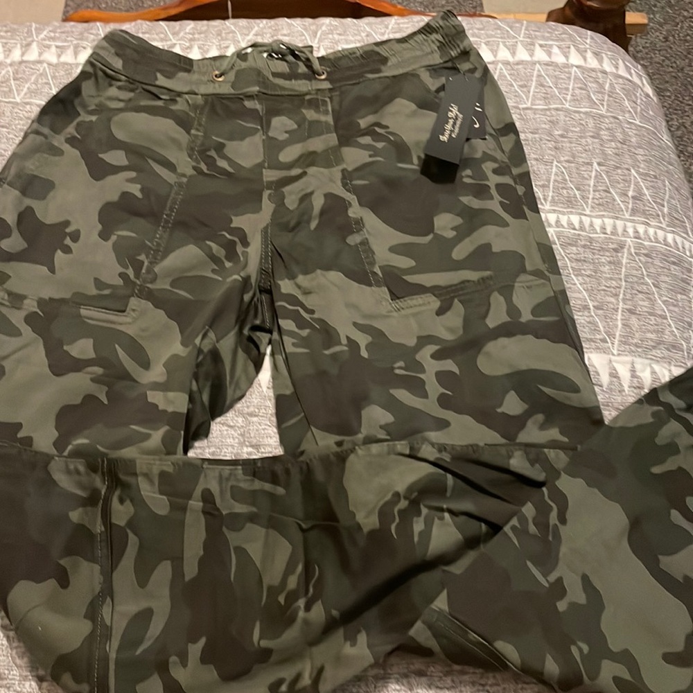 Camo cargo pants, size small